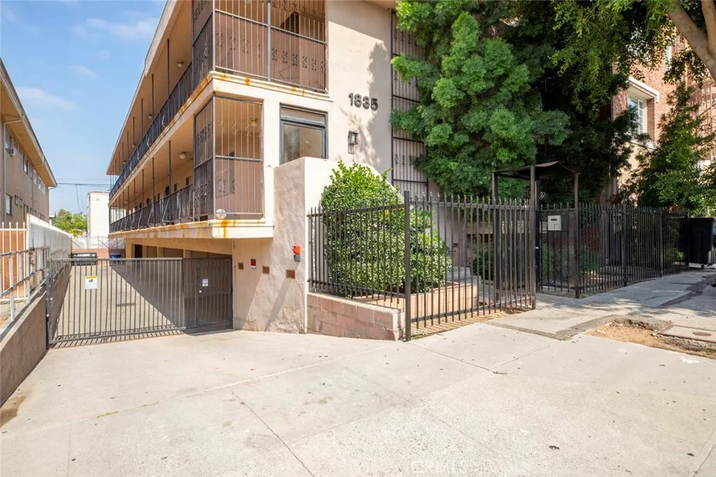 Los Angeles, CA 90027