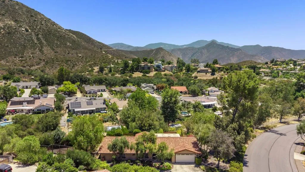 https://cdn.realtyfeed.com/cdn/127/306754075/52276250d60ac034b540544199150a60.webp