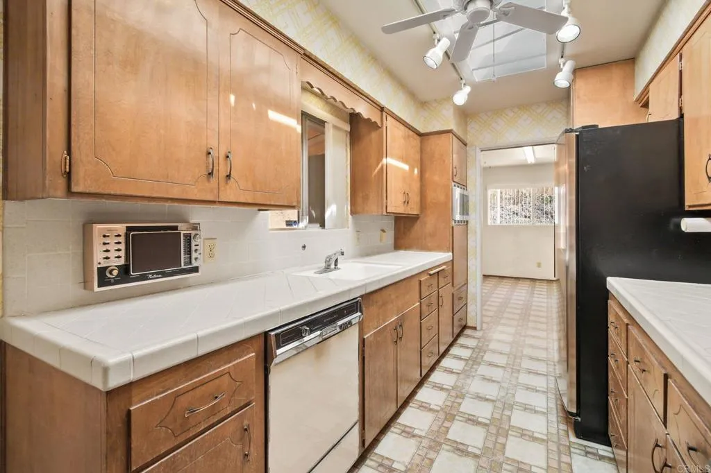https://cdn.realtyfeed.com/cdn/127/306754155/e13e98aa93b54f95e1ec49ddbbf6e43c.webp