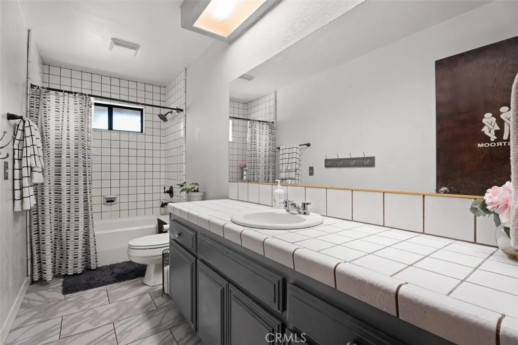 https://cdn.realtyfeed.com/cdn/127/306754250/edd070734be1a4236f474411b8dde1c9.webp