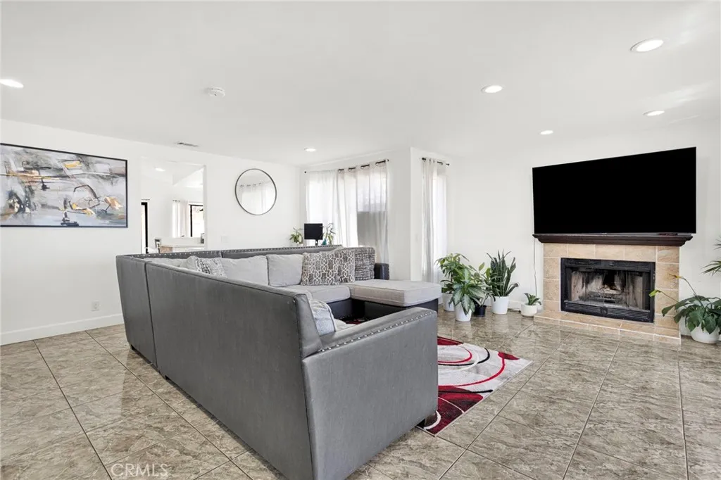 12400 Emeraldstone Dr., Victorville, CA 92392 - Photo 4 of 34, Victorville, CA