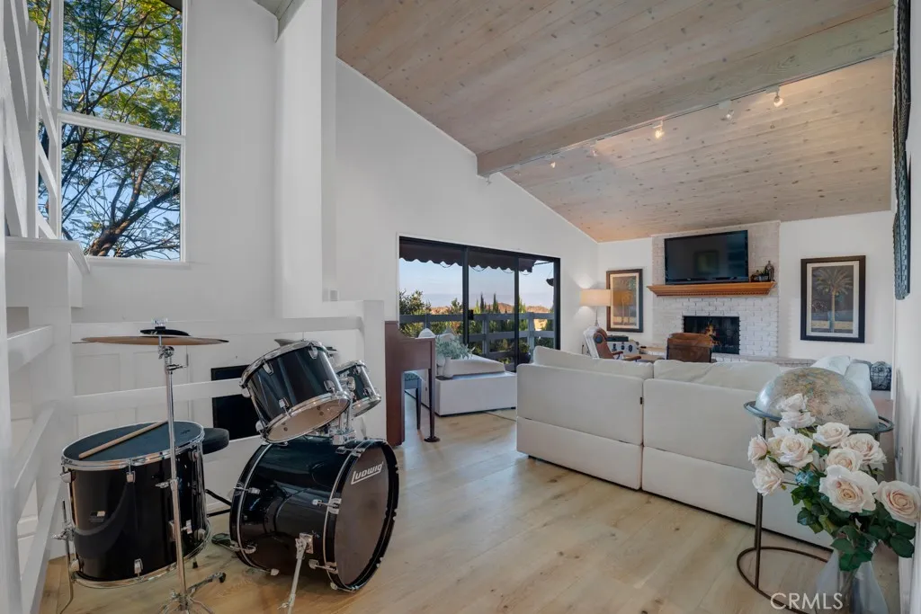 23680 Summit, Calabasas, CA 91302 - Photo 2 of 25, Calabasas, CA