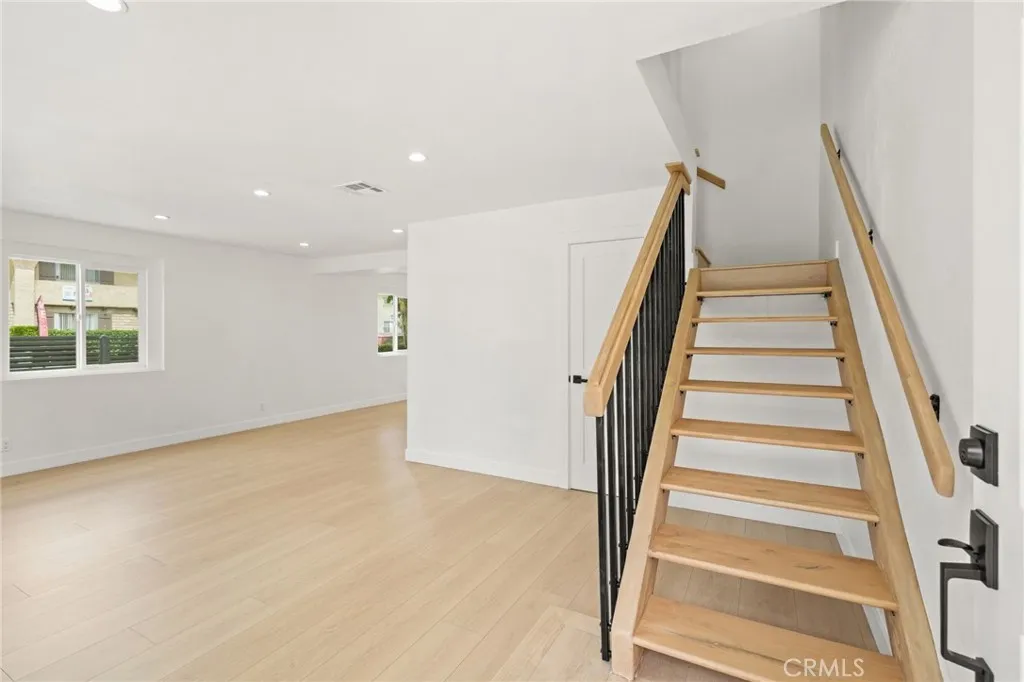 7010 Lennox Avenue, Van Nuys, CA 91405 - Photo 4 of 39, Van Nuys, CA