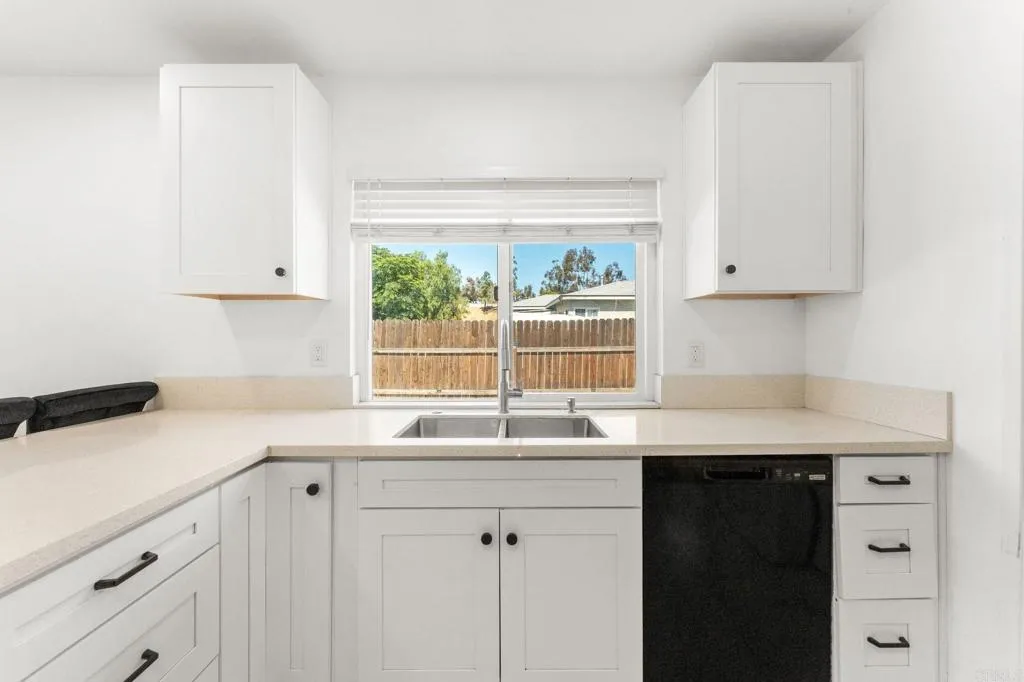 https://cdn.realtyfeed.com/cdn/127/306755828/799ce2b2806bf017395bde998224713d.webp