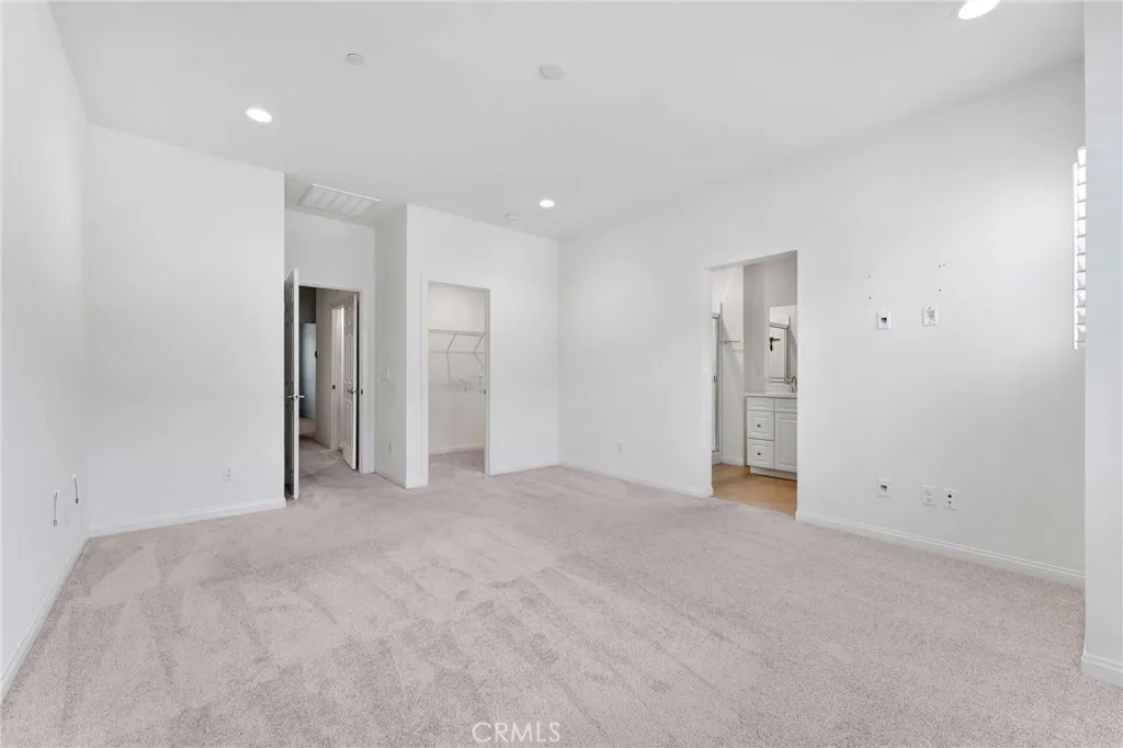 https://cdn.realtyfeed.com/cdn/127/306755861/1f85ac6cfb647636d87e2163bb374c0f.webp