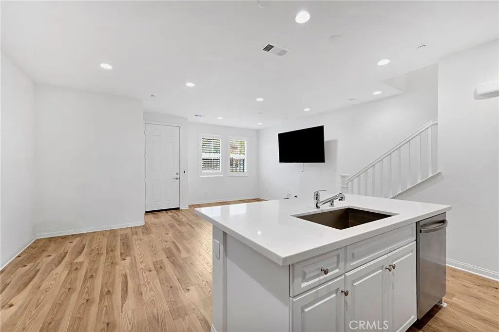 https://cdn.realtyfeed.com/cdn/127/306755861/5f61751fcac5e3a3679dbdb2a93c6732.webp