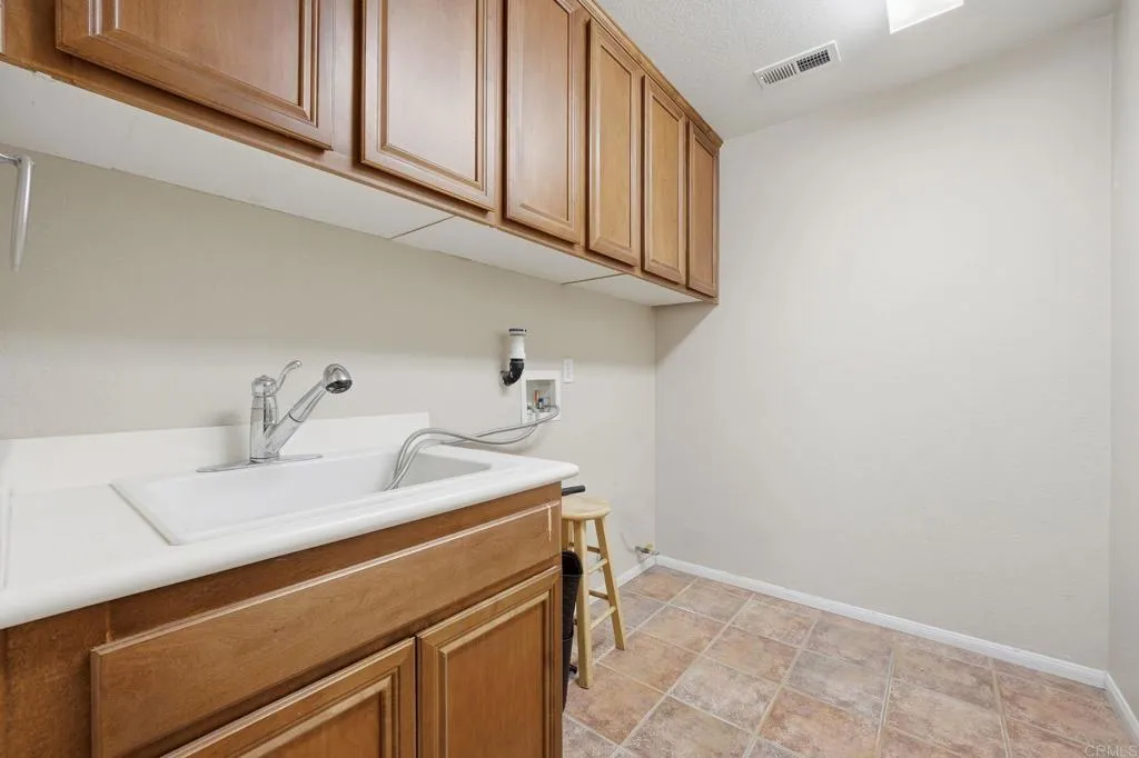 https://cdn.realtyfeed.com/cdn/127/306756150/382b6e202471ae1fc5010e07c45db3d2.webp
