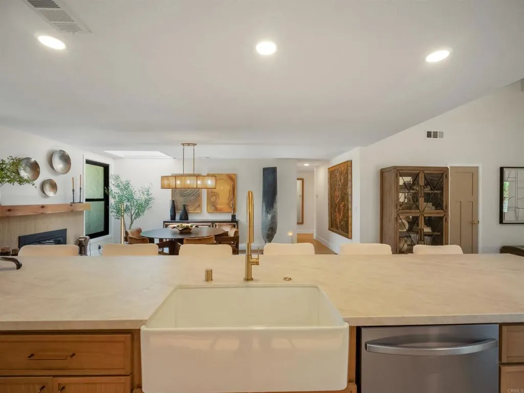 https://cdn.realtyfeed.com/cdn/127/306757152/68d26e2e67d64a38ec22fd5cdcaa7328.webp