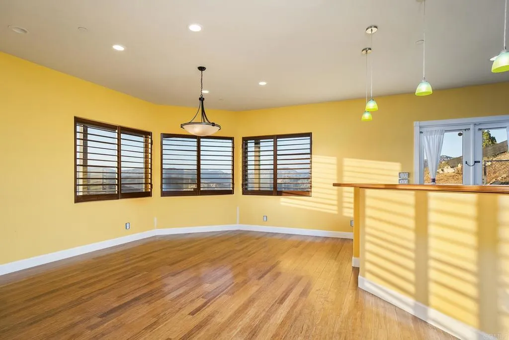 https://cdn.realtyfeed.com/cdn/127/306757895/f548261cabb3f0088f8eadf4bd155513.webp