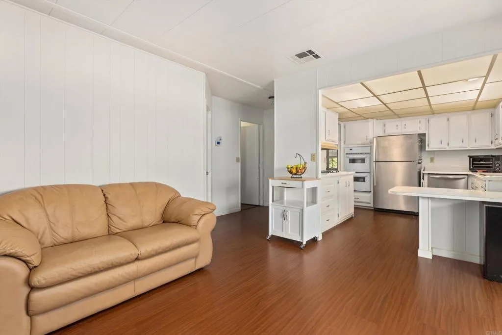 https://cdn.realtyfeed.com/cdn/127/306757957/06a6a04a0fb7580ffb7195cc48397c44.webp