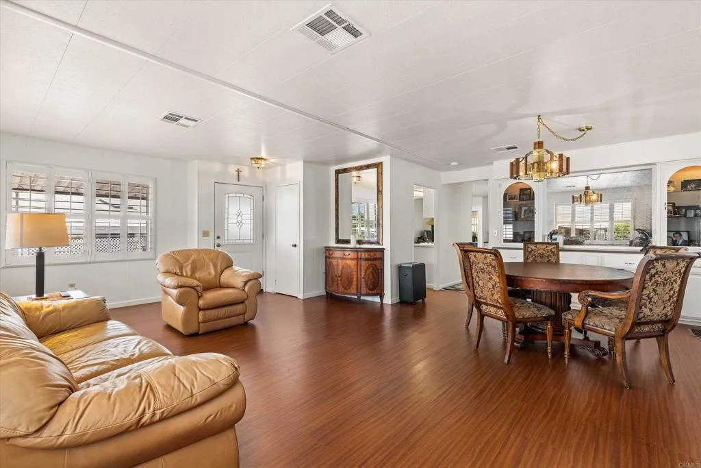 https://cdn.realtyfeed.com/cdn/127/306757957/c2ed649979fe07c50d8e48c2aeeee48c.webp