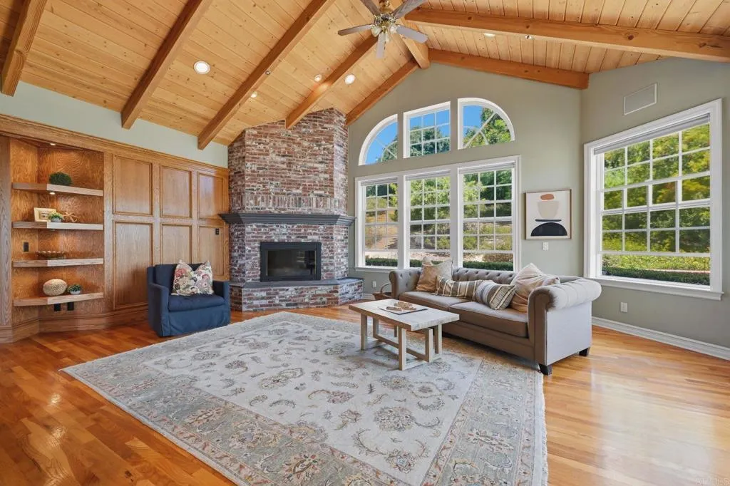 https://cdn.realtyfeed.com/cdn/127/306757971/24614f545a7ef50ef08a12f66e92eed7.webp