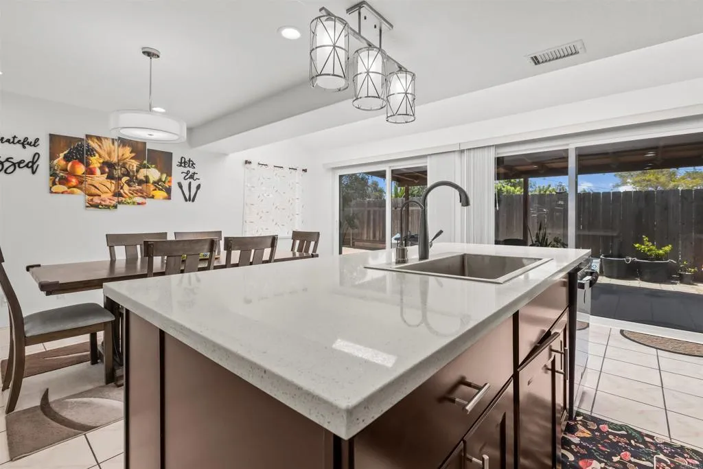 https://cdn.realtyfeed.com/cdn/127/306758170/81554b6fdbb281a7354b55b9a49146dc.webp