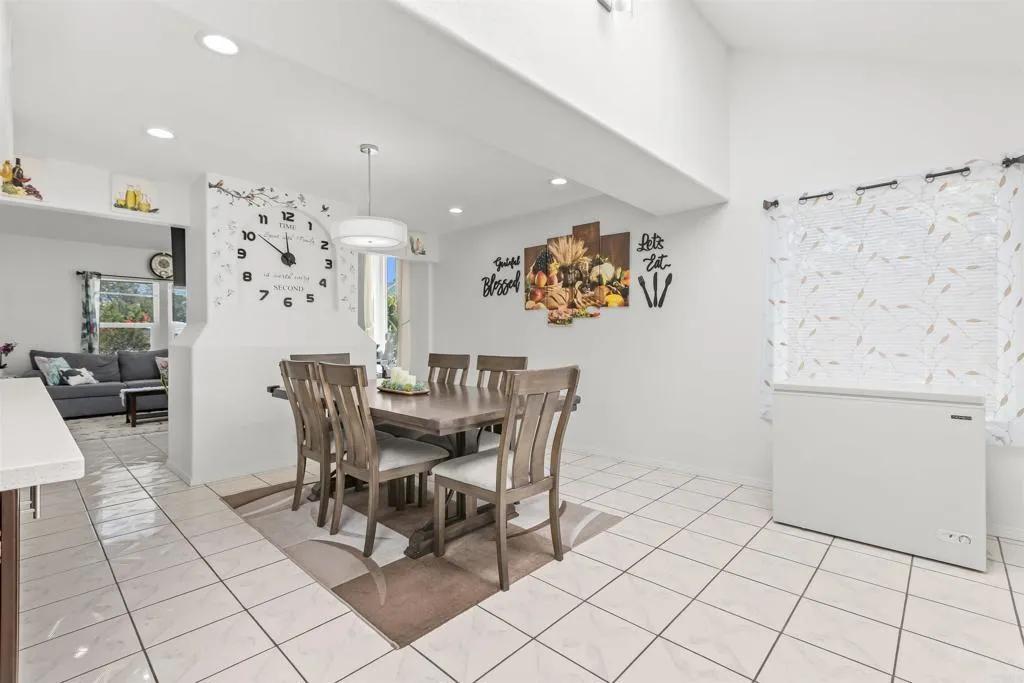 https://cdn.realtyfeed.com/cdn/127/306758170/fb6d1debf1f6d43e76ef73a3edf7bf00.webp