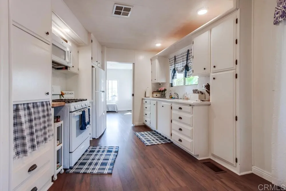 https://cdn.realtyfeed.com/cdn/127/306758602/2be1bb863bcc280a0de09059cd285b5d.webp