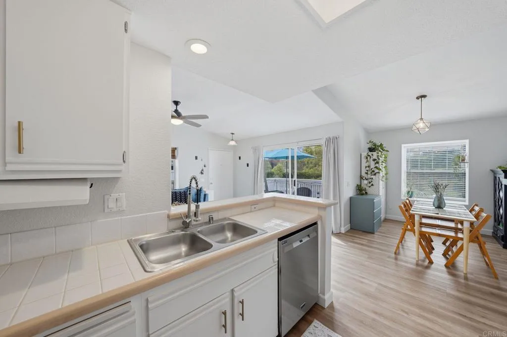https://cdn.realtyfeed.com/cdn/127/306758943/e8a0072a765271c1a0fc88b1e1ecbd6f.webp