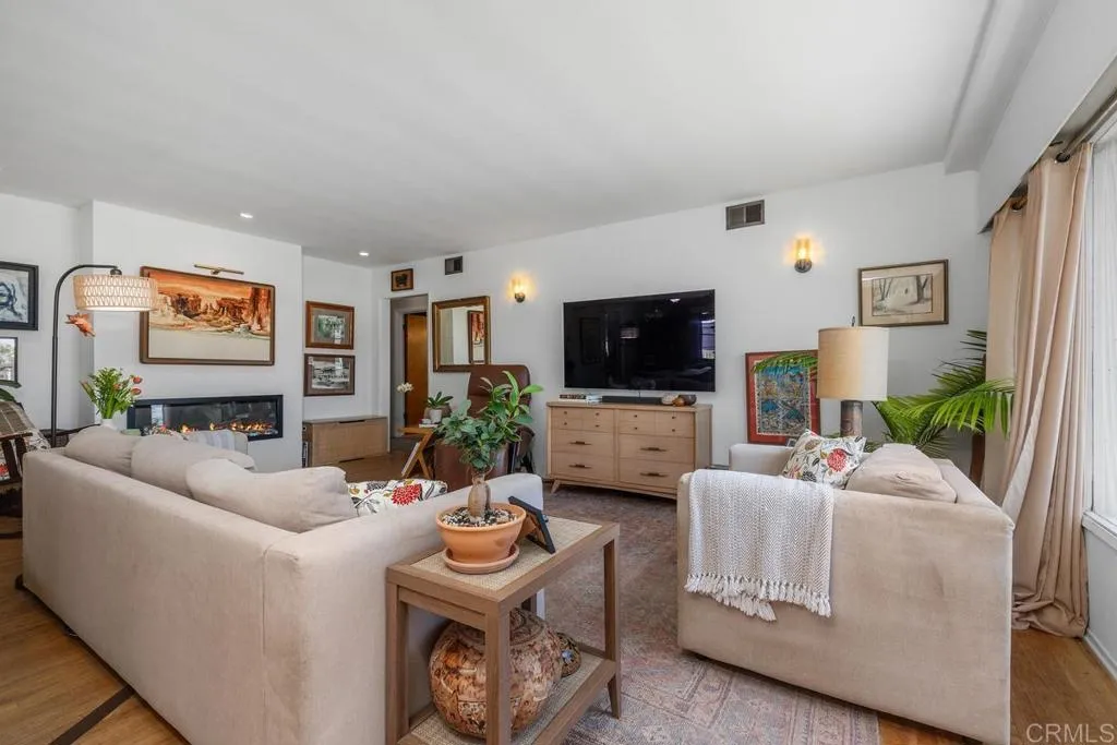 https://cdn.realtyfeed.com/cdn/127/306759102/63ec49299a2366335e4ed180184d4e8b.webp
