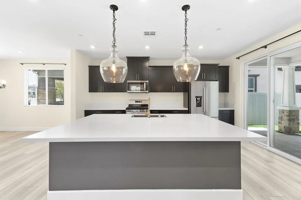 https://cdn.realtyfeed.com/cdn/127/306759179/98a9b30f4ddf105409e43f1450a8196b.webp