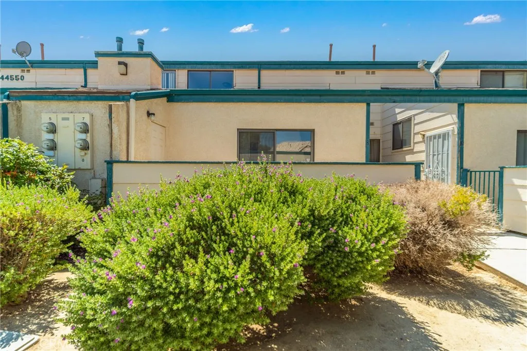 44550 15th Street East Unit 8, Lancaster, CA 93535 - Photo 2 of 23, Lancaster, CA