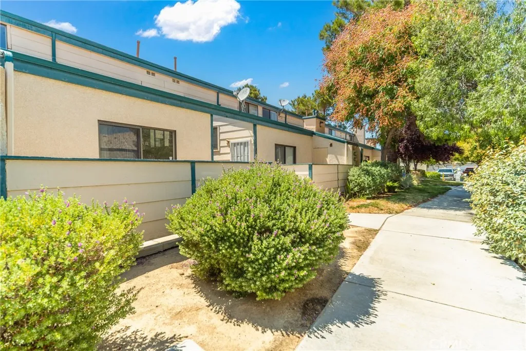44550 15th Street East Unit 8, Lancaster, CA 93535 - Photo 3 of 23, Lancaster, CA