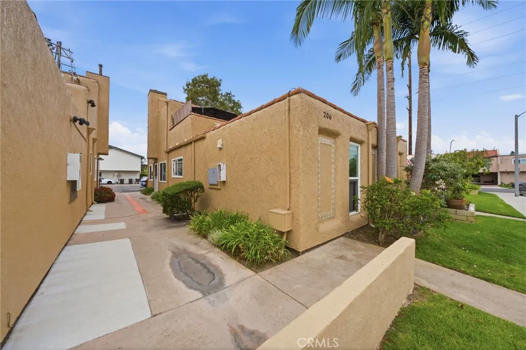 206 Portland Avenue, Huntington Beach, CA 92648 - Photo 4 of 57, Huntington Beach, CA