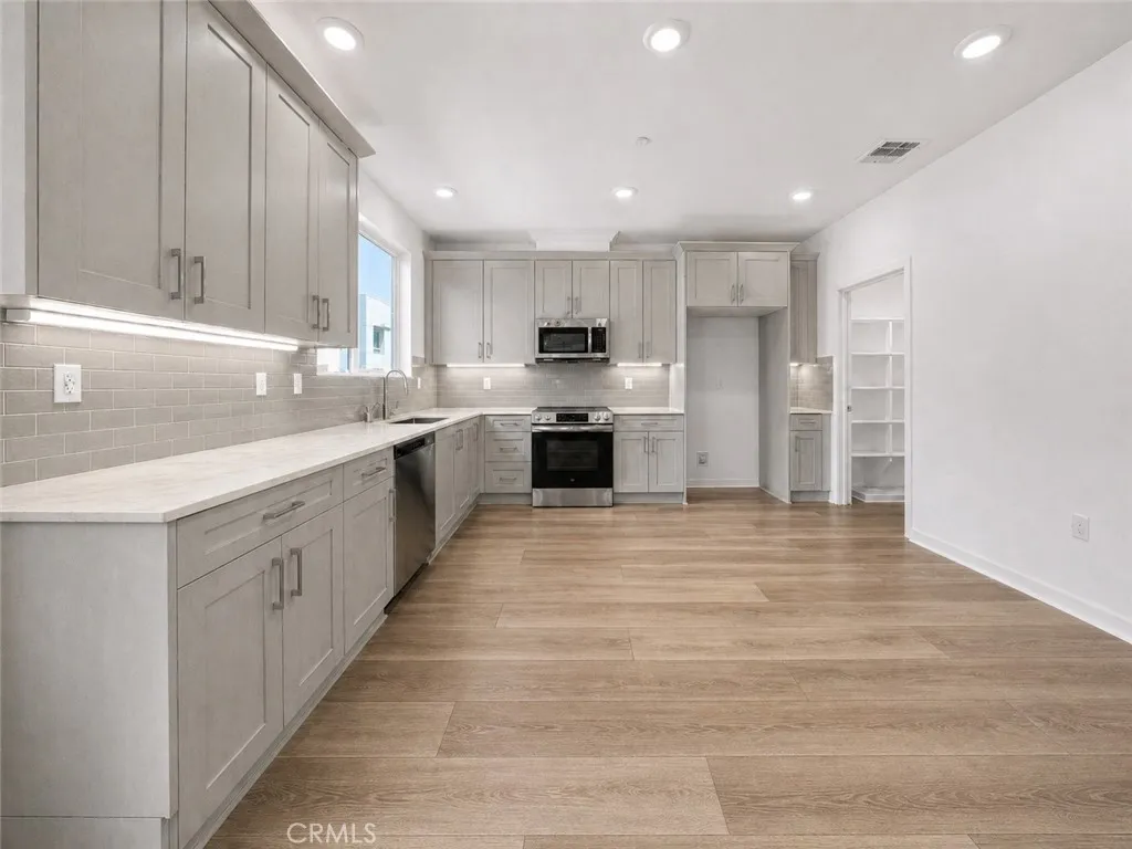 9425 N Sepulveda Boulevard Unit 2, North Hills, CA 91343 - Photo 4 of 11, North Hills, CA