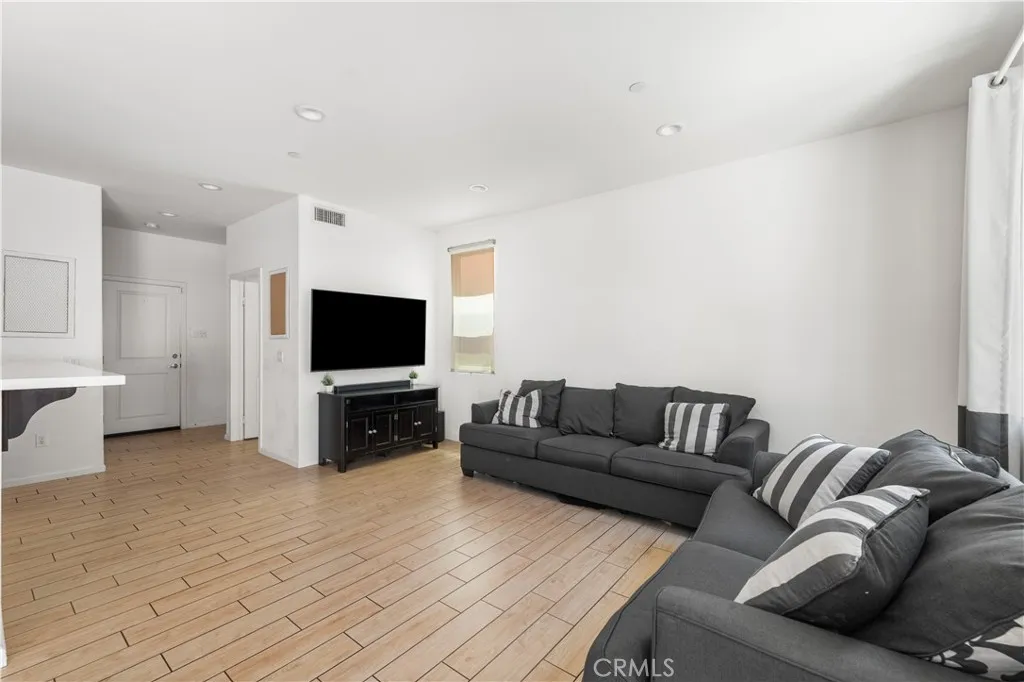 7611 N Honor, Van Nuys, CA 91405 - Photo 4 of 26, Van Nuys, CA