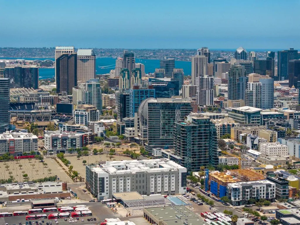 https://cdn.realtyfeed.com/cdn/127/306760537/13e17ee2c33d879bffa4b88fc6f3c87e.webp