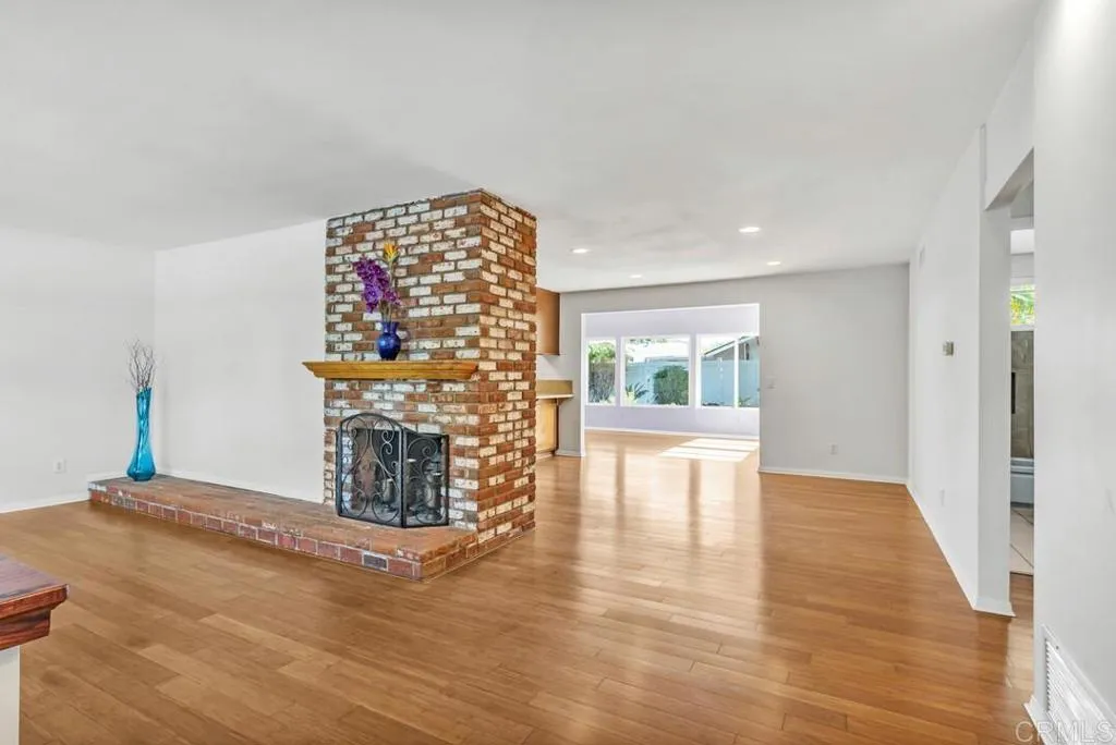 https://cdn.realtyfeed.com/cdn/127/306760751/8759f0a3488a702c482cf6b9f2e1d9e6.webp