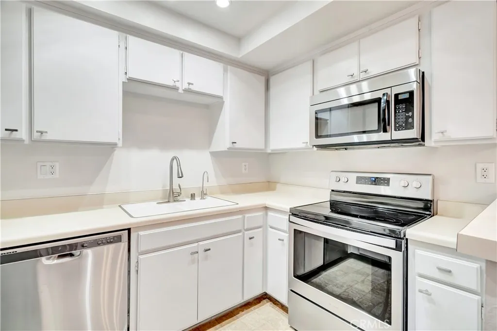 7308 Corbin Avenue Unit G, Reseda, CA 91335 - Photo 5 of 22, Reseda, CA
