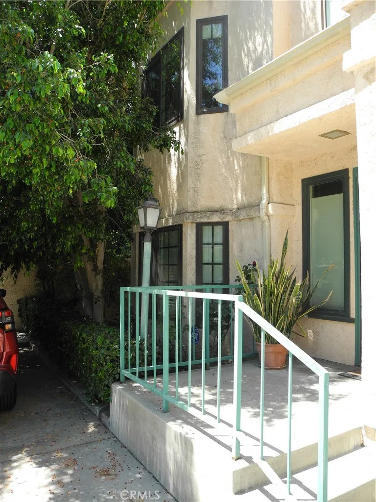 10221 De Soto Avenue Unit 107, Chatsworth, CA 91311 - Main photo, Chatsworth, CA