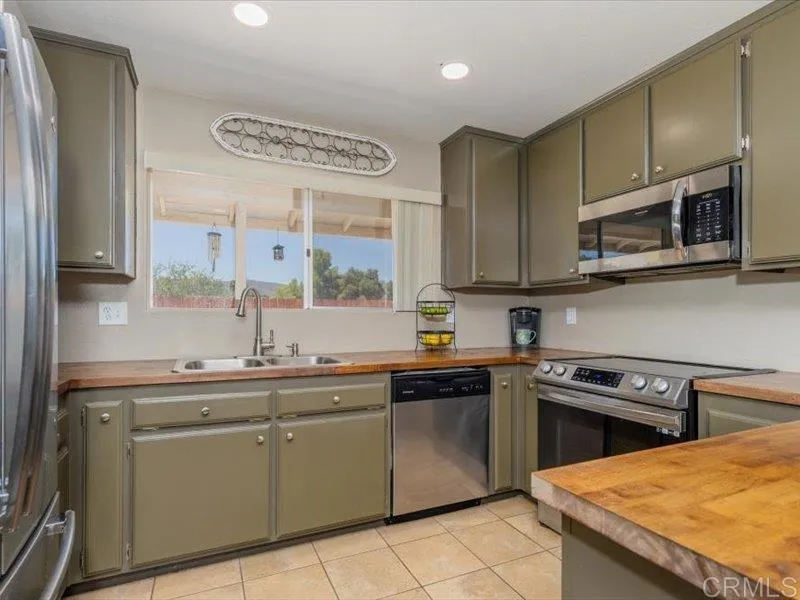 https://cdn.realtyfeed.com/cdn/127/306762468/0a39ce47cede735557872a0042e466cf.webp