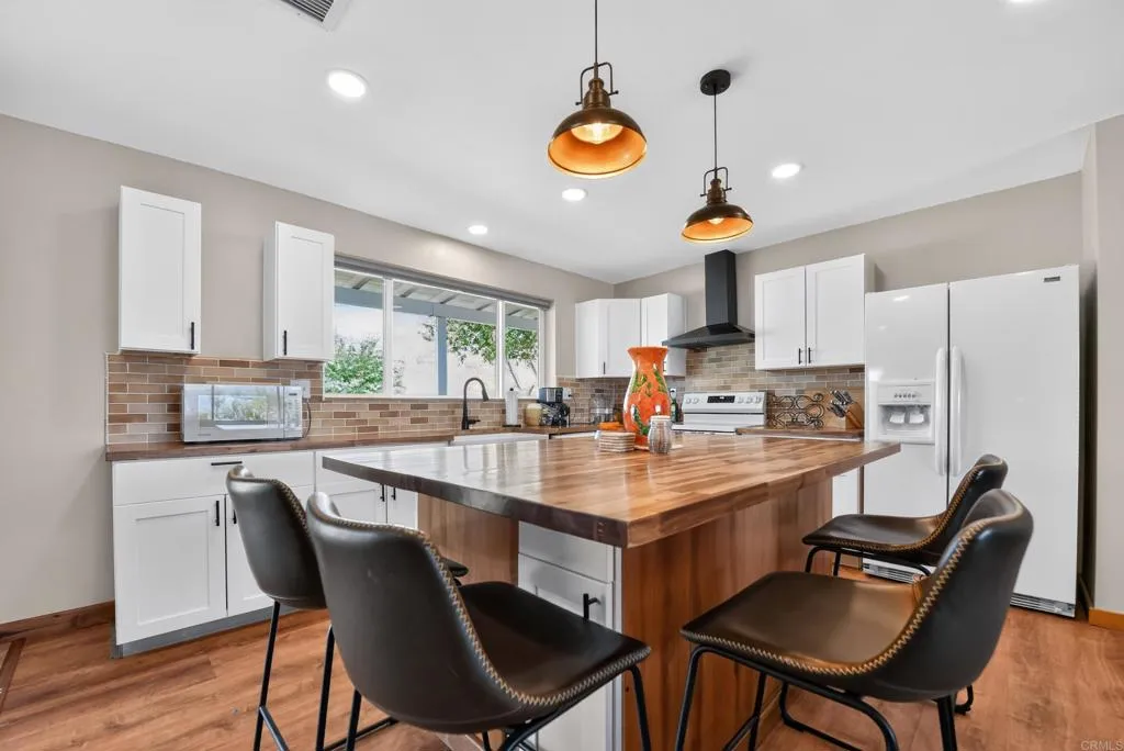 https://cdn.realtyfeed.com/cdn/127/306762696/351c5e46eb74af3bcc772d39fab180c4.webp