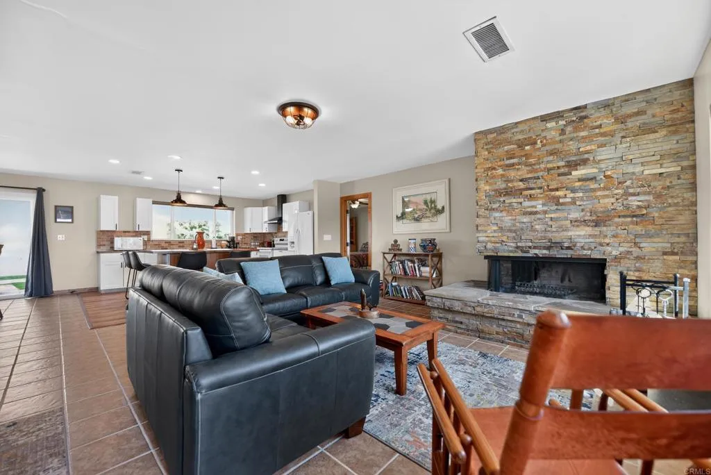 https://cdn.realtyfeed.com/cdn/127/306762696/61ce9d0de62cc3f18699c523aabe5bd4.webp
