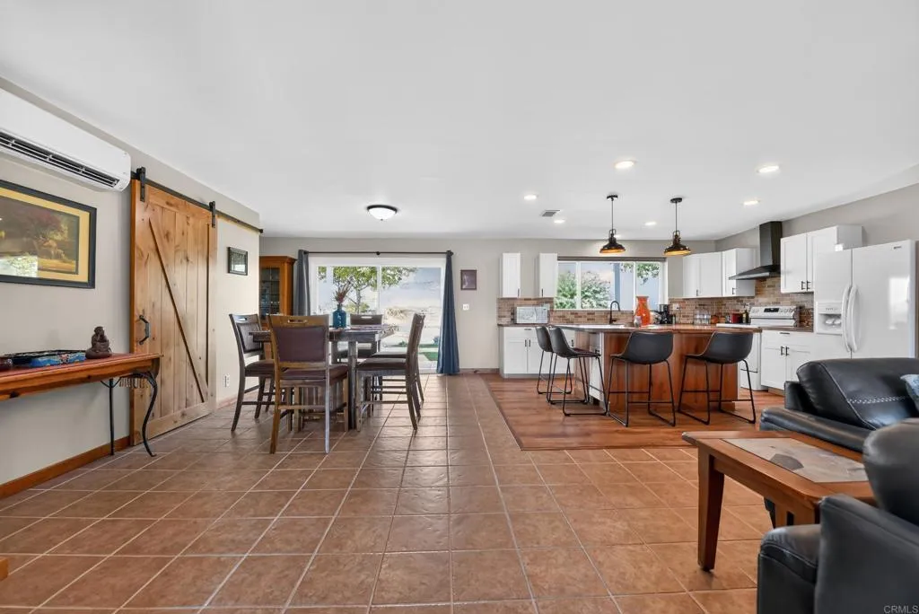 https://cdn.realtyfeed.com/cdn/127/306762696/b8fe2ab00386428e08772f2de8b9f6ad.webp