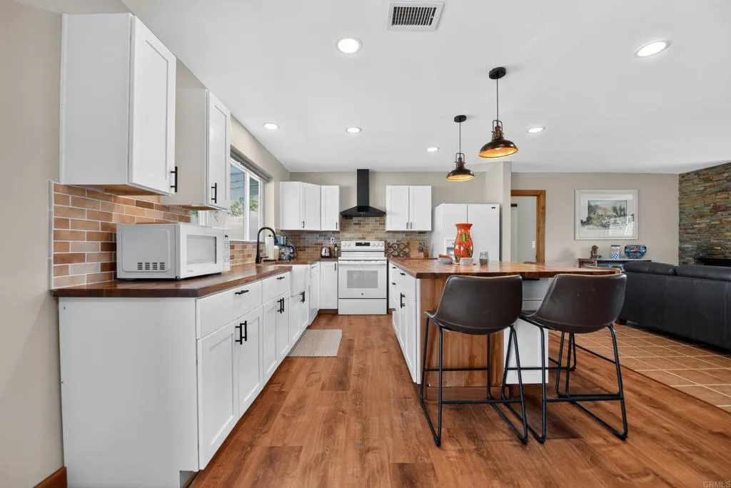 https://cdn.realtyfeed.com/cdn/127/306762696/d68446056adf9d8ff5d48776fea06606.webp