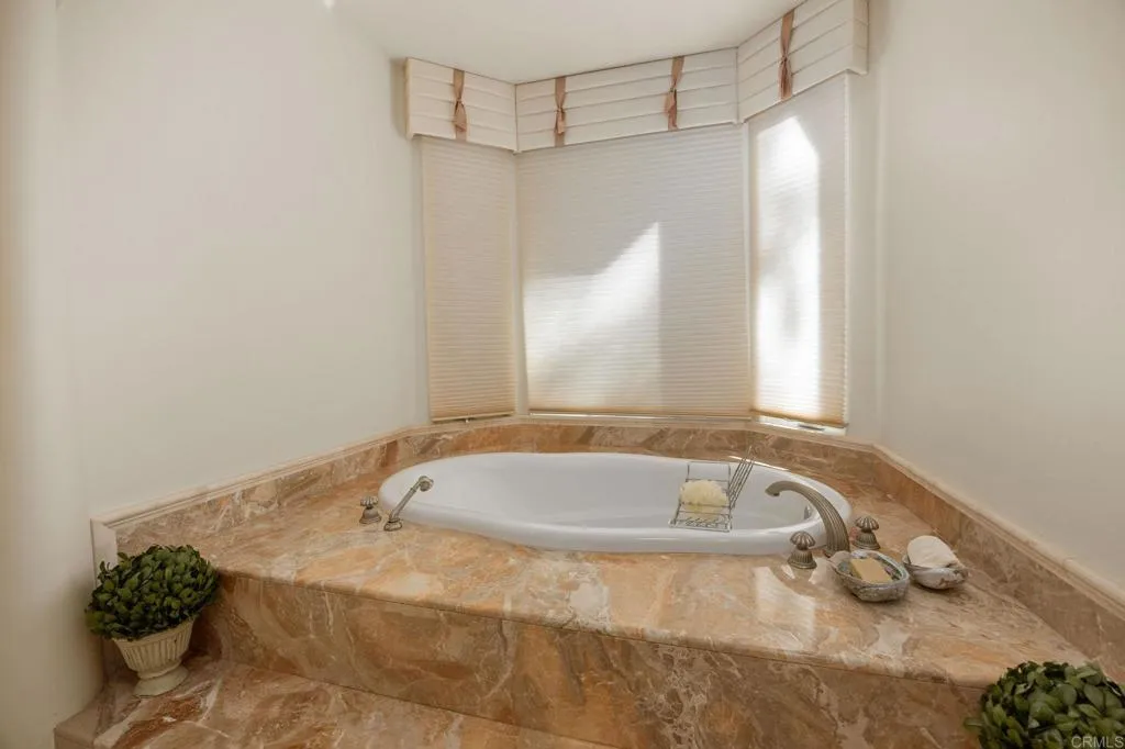 https://cdn.realtyfeed.com/cdn/127/306762734/ceee87fb0891074fbfed1f2a74cf2f14.webp