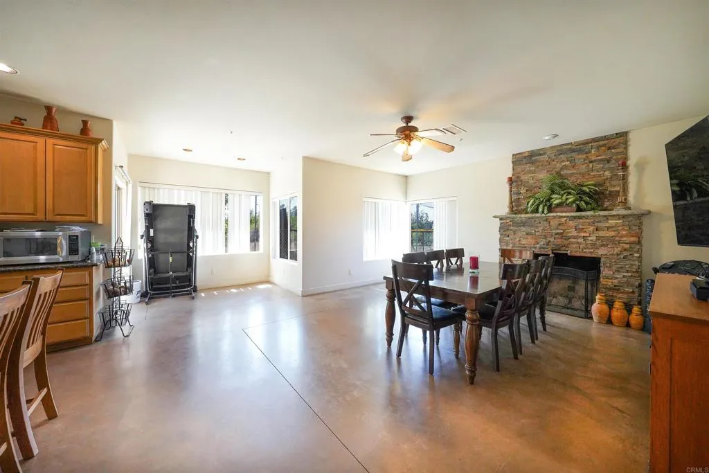 https://cdn.realtyfeed.com/cdn/127/306763056/cdf54936b0c1b794f2b61a2934f5769c.webp