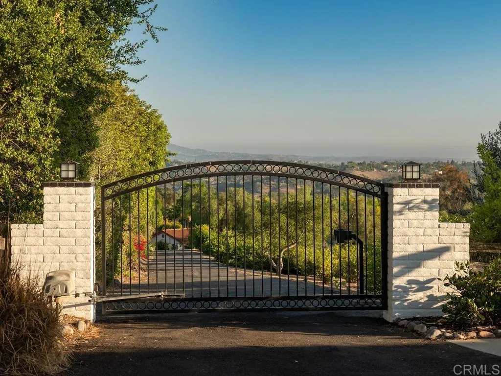 https://cdn.realtyfeed.com/cdn/127/306763265/8eb8d47dabbbef6c49b7f34f2a3d7c29.webp