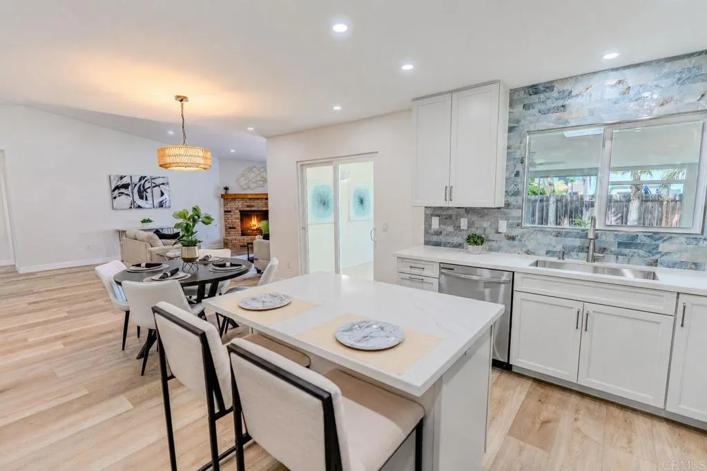 https://cdn.realtyfeed.com/cdn/127/306763274/81370d21e6ad3f3a88547fbcbd0fe235.webp