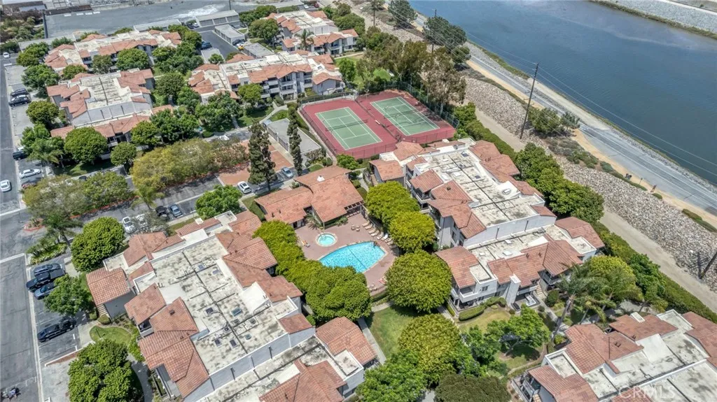 21372 Brookhurst Street Unit 322, Huntington Beach, CA 92646 - Photo 4 of 17, Huntington Beach, CA