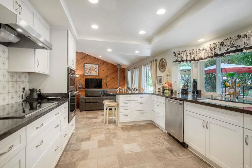 https://cdn.realtyfeed.com/cdn/127/306763770/f4137e9aeedce656e4ce37ffa4c5c23c.webp