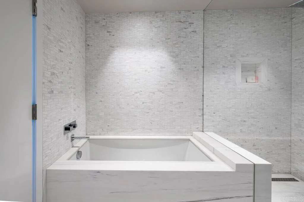 https://cdn.realtyfeed.com/cdn/127/306763987/ec2d7a4b187918f07d383e3d077e086a.webp