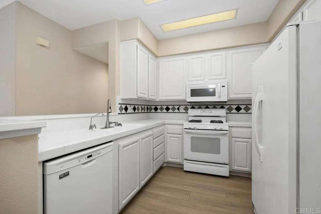 https://cdn.realtyfeed.com/cdn/127/306764275/2dbd37eeb3f7874fb1e0838ec9c2ba98.webp