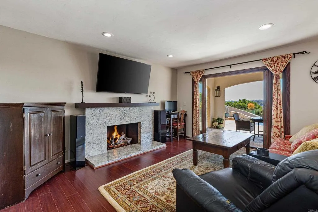 https://cdn.realtyfeed.com/cdn/127/306764423/01f54e5fc0da172a2c28e8761db0c3df.webp