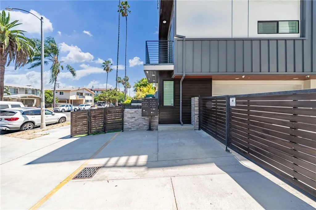 113 N Manhattan, Los Angeles, CA 90004 - Photo 2 of 23, Los Angeles, CA
