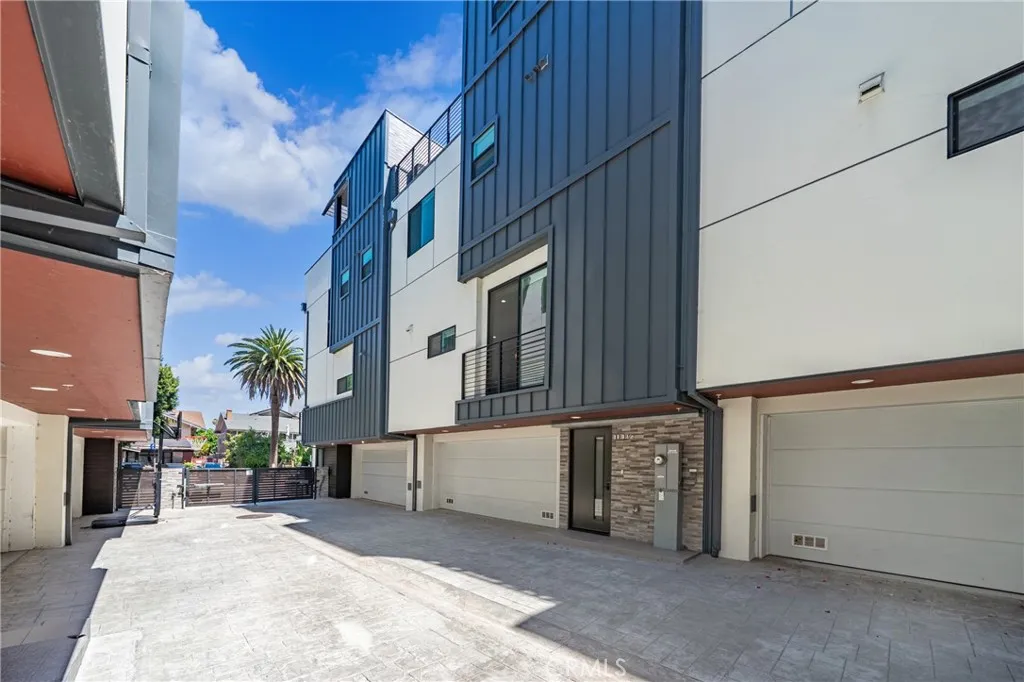 113 N Manhattan, Los Angeles, CA 90004 - Photo 3 of 23, Los Angeles, CA