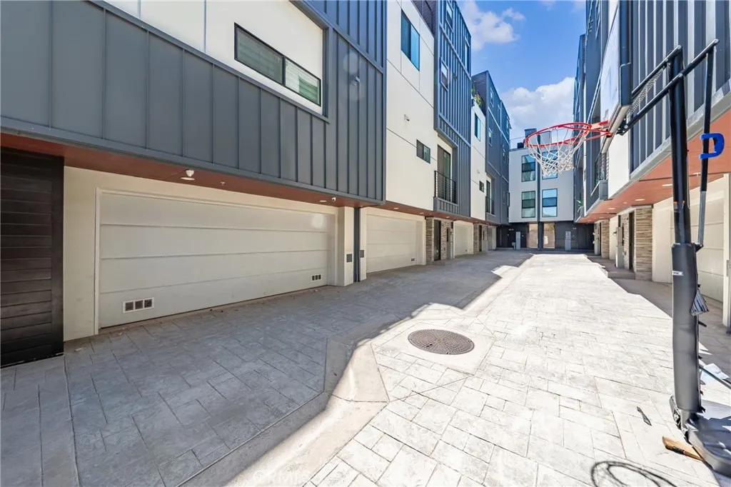 113 N Manhattan, Los Angeles, CA 90004 - Photo 4 of 23, Los Angeles, CA
