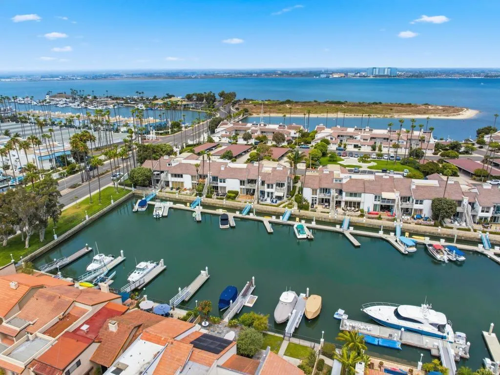 https://cdn.realtyfeed.com/cdn/127/306765016/6b4bc2e87e491456bf9d2b409b7ad074.webp