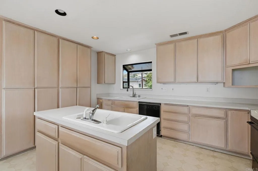 https://cdn.realtyfeed.com/cdn/127/306765151/38c95bf10af4da7f1d13b0077600fe8e.webp